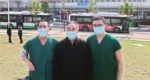 江夏方舱医院休舱当天，张磊医生（左一）和父亲张伯礼院士（中间），在医院门口合影 - 新浪湖北
