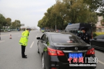 执勤民警在城区道路执勤管控，开展交通安全宣传 - Hb.Chinanews.Com