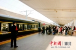 民警在站台维护乘车秩序 （王娟供图） - Hb.Chinanews.Com