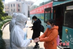 3月19日，湖北恩施复工人员到达杭州洲际食品有限公司后进行防疫消毒。当日，来自湖北省恩施州的首批146名赴杭州复工人员抵达浙江杭州。 中新社记者 王刚 摄 - 新浪湖北