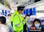 民警正在审验过境旅客信息、测量体温 - Hb.Chinanews.Com