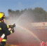 消防员利用水枪稀释天然气浓度 - Hb.Chinanews.Com