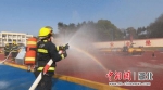 消防员利用水枪稀释天然气浓度 - Hb.Chinanews.Com