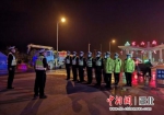 交警一中队最后一次换岗，他们在此坚守了60天 - Hb.Chinanews.Com