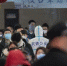 汉口火车站出站通道中，警务人员身穿防护服维持秩序。新京报记者陶冉摄 - 新浪湖北
