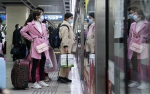 到达武汉的旅客等待换乘地铁。新京报记者陶冉摄 - 新浪湖北