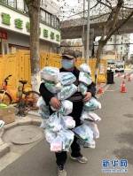 在武汉市江岸区黄石路汉口大药房，丰枫把为居民购买的药挂在身上（2月24日摄）。新华社发（武汉后湖街道供图） - 新浪湖北