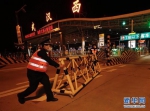 4月8日凌晨，在武汉西高速收费站，工作人员移除围栏。 新华社记者 沈伯韩 摄 - 新浪湖北