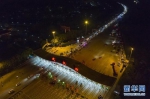 4月8日凌晨，车辆通过武汉西高速收费站（无人机照片）。 新华社记者 沈伯韩 摄 - 新浪湖北