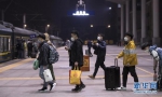 4月8日凌晨，在武昌火车站，乘客准备登上K81次列车。 新华社记者 费茂华 摄 - 新浪湖北