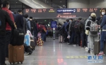 4月8日凌晨，乘客在武昌火车站排队等候K81次列车。 新华社记者 费茂华 摄 - 新浪湖北