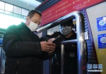 4月8日凌晨，值守在武昌火车站的工作人员协助进站乘客扫描健康码。新华社记者 李贺 摄 - 新浪湖北