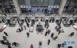 4月7日晚，旅客接受安检后进入武昌火车站。 新华社记者 费茂华 摄 - 新浪湖北
