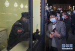 4月7日晚，旅客在武昌火车站向工作人员出示健康码。 新华社记者 费茂华 摄 - 新浪湖北
