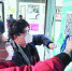 7日，汉口火车站公交车站工作人员在站点各处张贴导乘标识，并设置乘车绿码申领点 长江日报记者詹松 摄 - 新浪湖北
