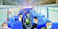 8日武汉市内交通井然有序 车辆全面消杀乘客隔位而坐 - 新浪湖北