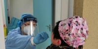 　　市民在接受医护人员咽拭子检测 罗瑶 摄 - 新浪湖北