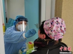 　　市民在接受医护人员咽拭子检测 罗瑶 摄 - 新浪湖北
