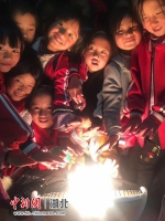 黄柏小学的孩子们在龚梅老师的宿舍里烤火取暖 - Hb.Chinanews.Com