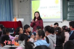 彭薇老师和孩子们在一起打造的音乐教室里唱歌 - Hb.Chinanews.Com
