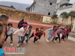 香樟苗圃希望小学的孩子们结伴奔跑 - Hb.Chinanews.Com