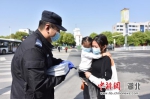 民警走上街头进行普法宣传 杨瑞 摄 - Hb.Chinanews.Com