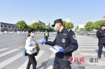民警走上街头进行普法宣传 杨瑞 摄 - Hb.Chinanews.Com