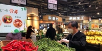 武汉市民在超市买菜（资料图）　郭晓莹　摄 - 新浪湖北