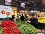 武汉市民在超市买菜（资料图）　郭晓莹　摄 - 新浪湖北