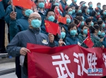 4月15日，北京协和医院国家援鄂抗疫医疗队队员挥舞国旗。当日，北京协和医院国家援鄂抗疫医疗队约180人启程回京。 新华社记者 熊琦 摄 - 新浪湖北