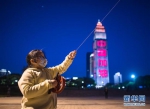 4月12日，小朋友在汉口江滩放风筝。新华社记者 肖艺九 摄 - 新浪湖北
