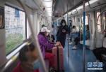 4月16日，武汉市民保持距离乘坐轨道交通一号线列车。 新华社记者 肖艺九 摄 - 新浪湖北