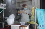 4月22日，在武汉市粮道街的家阳“赵师傅”天天红油热干面店，厨师制作热干面。 新华社记者 沈伯韩 摄 - 新浪湖北