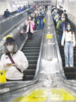 22日早高峰时间，地铁循礼门站1、2号线乘客有序转乘 长江日报记者刘斌 摄 - 新浪湖北