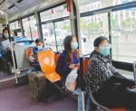 22日9时20分，东西湖大道额头湾公交站，一辆722路公交车行驶途中 长江日报记者张宁 摄 - 新浪湖北
