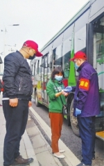 22日8时30分许，东西湖大道额头湾公交站，准备上车的乘客接受体温测量 长江日报记者张宁 摄 - 新浪湖北
