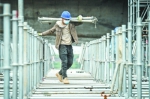 4月23日，仙女山路建设工程施工现场，一位工人从脚手架上走过 长江日报记者许魏巍 摄 - 新浪湖北