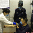 违法驾驶人正在接受抽血检查 - Hb.Chinanews.Com