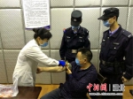 违法驾驶人正在接受抽血检查 - Hb.Chinanews.Com