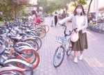 江城的一些共享单车停放点上，扫码抢车并不容易 - Hb.Chinanews.Com