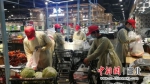 肖洁丽（左二）和团队成员正在打包十元爱心菜 - Hb.Chinanews.Com