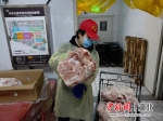 肖洁丽正在拆包国家投放的储备冻猪肉 - Hb.Chinanews.Com
