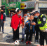 民警在街头向孩子讲解出行规则 陈群供图 - Hb.Chinanews.Com