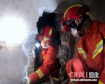 湖北咸宁：男孩被卡两墙之间 消防员破壁救人 - Hb.Chinanews.Com