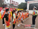 襄阳警方开展“一盔一带”交通安全知识宣传 - Hb.Chinanews.Com