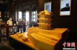 游客在主楼内参观历代黄鹤楼建筑模型 张畅 摄 - 新浪湖北