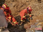 消防员徒手挖掘紧急施救 吴仪 摄 - 新浪湖北