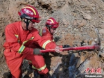 救援人员采用十字镐、铁锹及徒手挖掘施救 吴仪 摄 - 新浪湖北