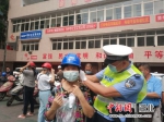 襄阳樊城民警走进社区免费送安全头盔 - Hb.Chinanews.Com