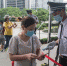 6月14日，市民经过体温检测、扫健康码后进入湖北省图书馆。新华社记者肖艺九摄 - 新浪湖北